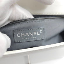 将图片加载到图库查看器,Chanel 白色漆皮大号 Leboy 包