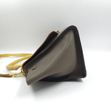 Load image into Gallery viewer, Celine Calfskin Medium Trapeze Bag TWS