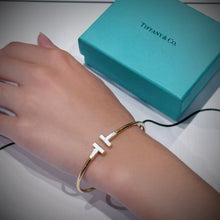 Load image into Gallery viewer, Tiffany T Wire Bracelet in 18K Rose Gold with Mother-of-pearl