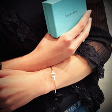 Load image into Gallery viewer, Tiffany T Wire Bracelet in 18K Rose Gold with Mother-of-pearl