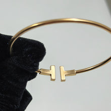 Load image into Gallery viewer, Tiffany T Wire Bracelet in 18K Rose Gold with Mother-of-pearl