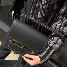 Load image into Gallery viewer, Hermès Black Leather Roulis 23