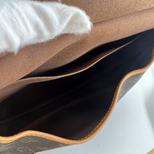 Load image into Gallery viewer, Louis Vuitton Saumur28 Crossbody Bag TWS