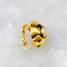 Load image into Gallery viewer, Chanel vintage single earring