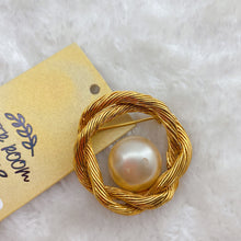 Load image into Gallery viewer, CHANEL Pearl brooch