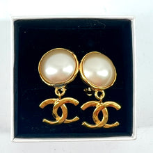 Load image into Gallery viewer, Chanel CC Logo Pearl Earrings 96P