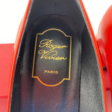 Load image into Gallery viewer, Roger Vivier Decollete Trompette patent-leather pumps