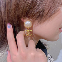 Load image into Gallery viewer, Chanel CC Logo Pearl Earrings 96P