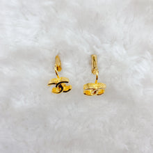 Load image into Gallery viewer, Chanel vintage gold ear clips