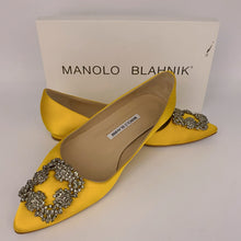 Load image into Gallery viewer, Manolo Blahnik yellow flats