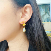 Load image into Gallery viewer, Chanel double C logo and pearl Earrings