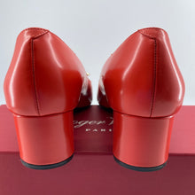 Load image into Gallery viewer, Roger Vivier Decollete Trompette patent-leather pumps