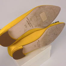 Load image into Gallery viewer, Manolo Blahnik yellow flats