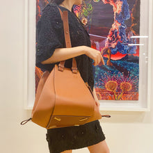 Load image into Gallery viewer, Loewe Hammock shoulder bag
