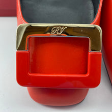 Load image into Gallery viewer, Roger Vivier Decollete Trompette patent-leather pumps