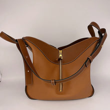 Load image into Gallery viewer, Loewe Hammock shoulder bag