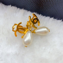 Load image into Gallery viewer, Chanel double C logo and pearl Earrings