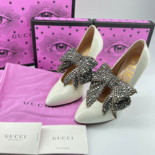 Load image into Gallery viewer, Gucci bow-embellished patent leather pumps