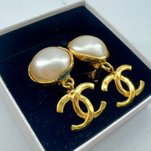 Load image into Gallery viewer, Chanel CC Logo Pearl Earrings 96P