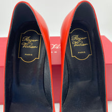 Load image into Gallery viewer, Roger Vivier Decollete Trompette patent-leather pumps