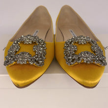 Load image into Gallery viewer, Manolo Blahnik yellow flats