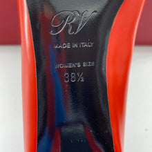 Load image into Gallery viewer, Roger Vivier Decollete Trompette patent-leather pumps