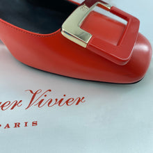 Load image into Gallery viewer, Roger Vivier Decollete Trompette patent-leather pumps
