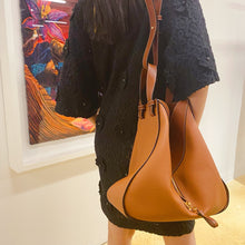 Load image into Gallery viewer, Loewe Hammock shoulder bag