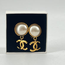Load image into Gallery viewer, Chanel CC Logo Pearl Earrings 96P