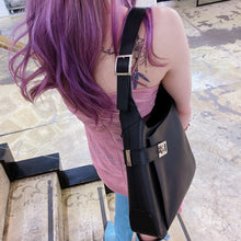 Load image into Gallery viewer, Salvatore Ferragamo shoulder bag