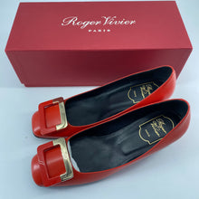 Load image into Gallery viewer, Roger Vivier Decollete Trompette patent-leather pumps