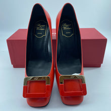 Load image into Gallery viewer, Roger Vivier Decollete Trompette patent-leather pumps