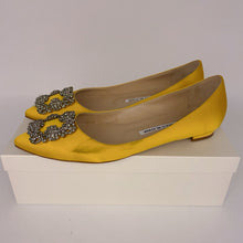 Load image into Gallery viewer, Manolo Blahnik yellow flats