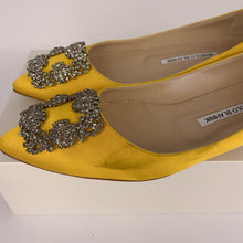 Load image into Gallery viewer, Manolo Blahnik yellow flats