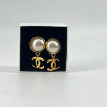 Load image into Gallery viewer, Chanel CC Logo Pearl Earrings 96P