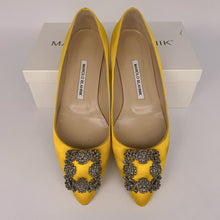 Load image into Gallery viewer, Manolo Blahnik yellow flats