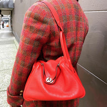 Load image into Gallery viewer, HERMES Lindy26 leather bag