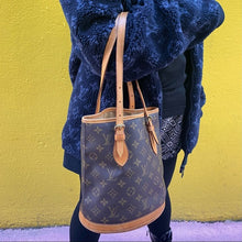 Load image into Gallery viewer, Louis Vuitton Vintage petit Bucket Bag Tote