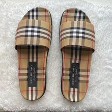 Load image into Gallery viewer, BURBERRY classic flip flops