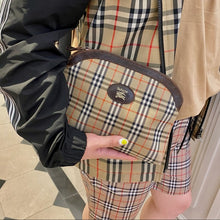Load image into Gallery viewer, BURBERRY classic pochette/ clutch