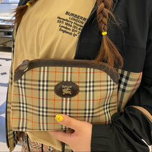 Load image into Gallery viewer, BURBERRY classic pochette/ clutch