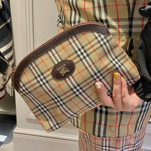 Load image into Gallery viewer, BURBERRY classic pochette/ clutch