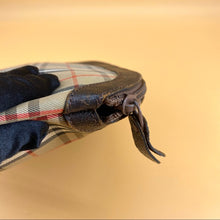 Load image into Gallery viewer, BURBERRY classic pochette/ clutch