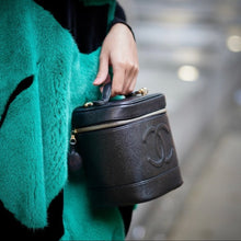 Load image into Gallery viewer, CHANEL Vintage 2002-2003 CC vanity bag