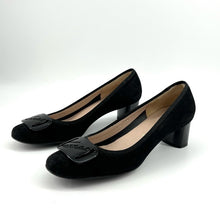 Load image into Gallery viewer, Salvatore Ferragamo classic suede heels