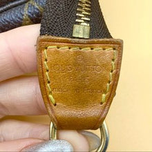 Load image into Gallery viewer, LOUIS VUITTON Petit Bucket Bag