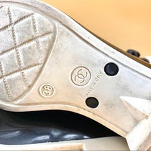 Load image into Gallery viewer, CHANEL Camellia classic rainboots
