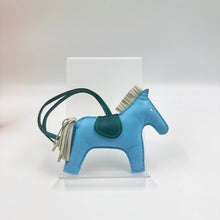 将图片加载到图库查看器，Hermes Rodeo Blue Celeste 马形手袋吊饰 MM TWS
