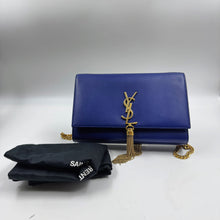 将图片加载到图库查看器，Saint Laurent 蓝色小牛皮小号字母 Kate 流苏包 TWS
