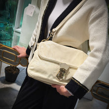 将图片加载到图库查看器，Fendi Baguette 漆皮单肩包 TWS
